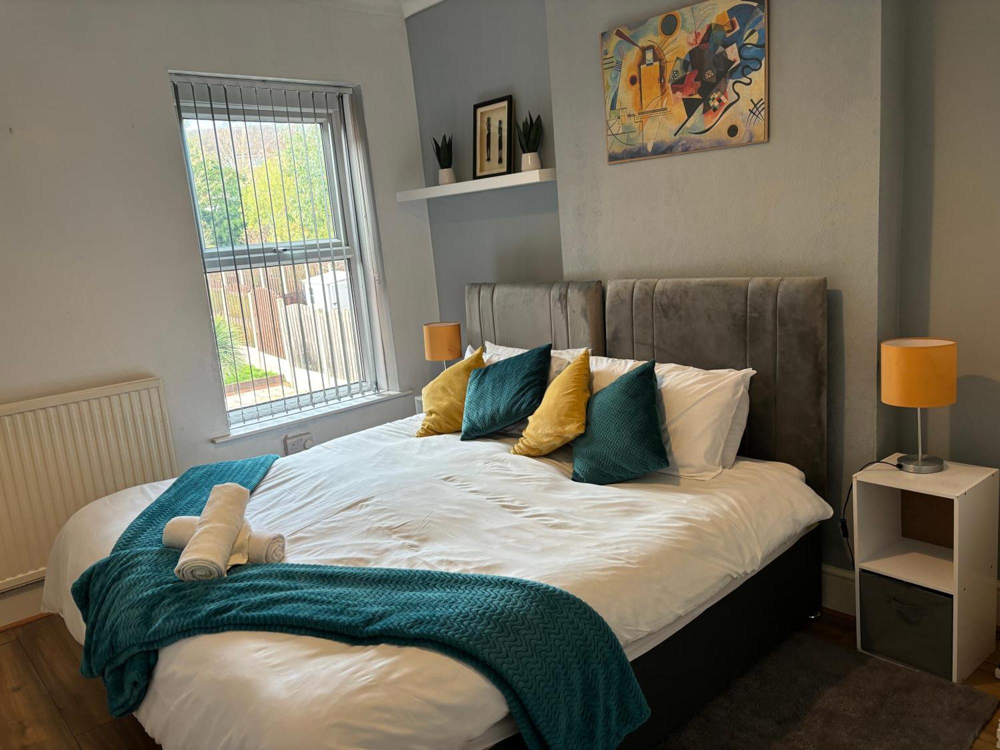 שפילד Hilltop Place Suites Near Meadowhall מראה חיצוני תמונה
